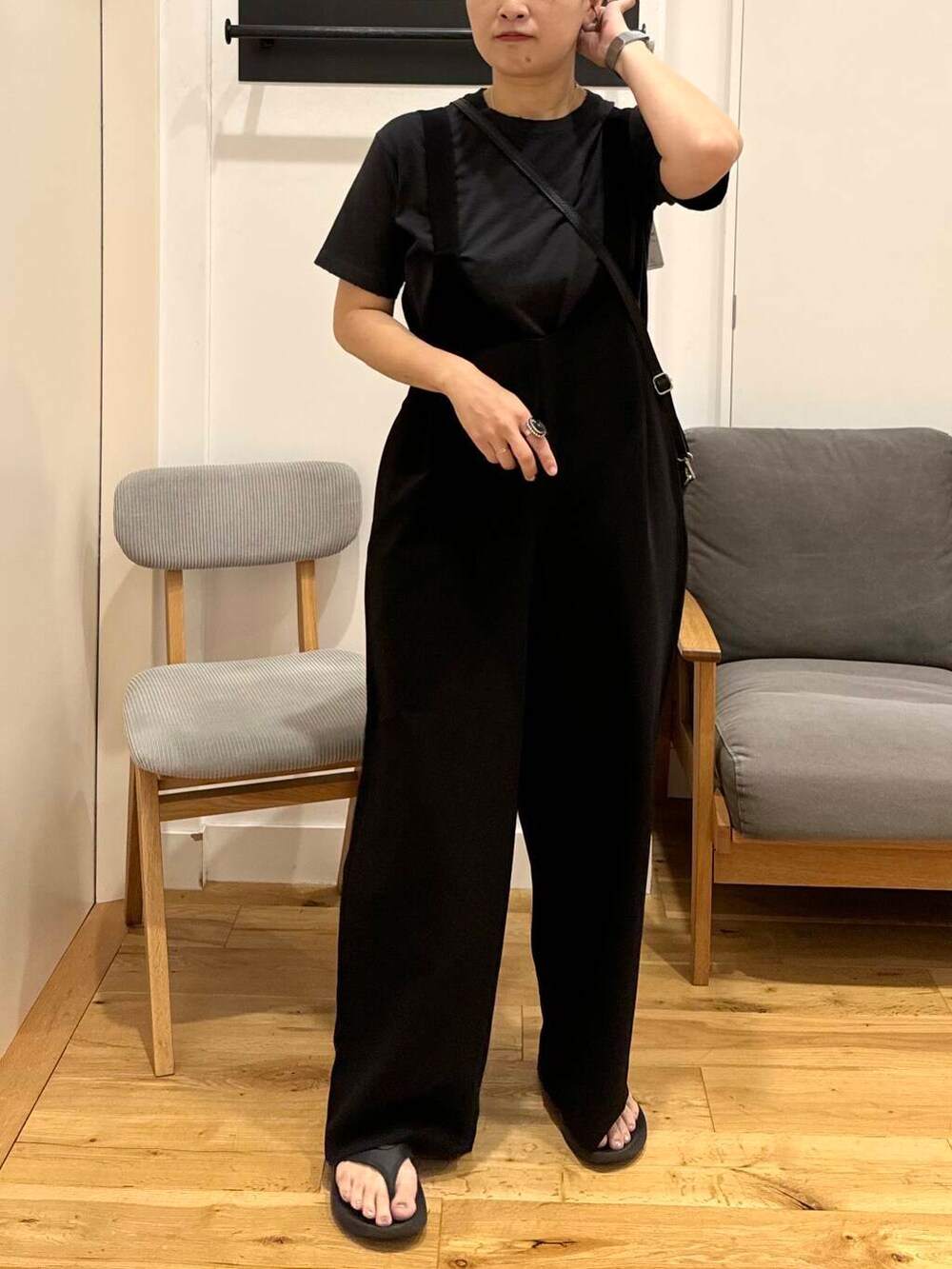 ブラック系のサロペット/オーバーオール、ブラック系のショルダーバッグ、グレー系のTシャツ/カットソーを着用したレディースの夏コーディネートの2枚目の写真