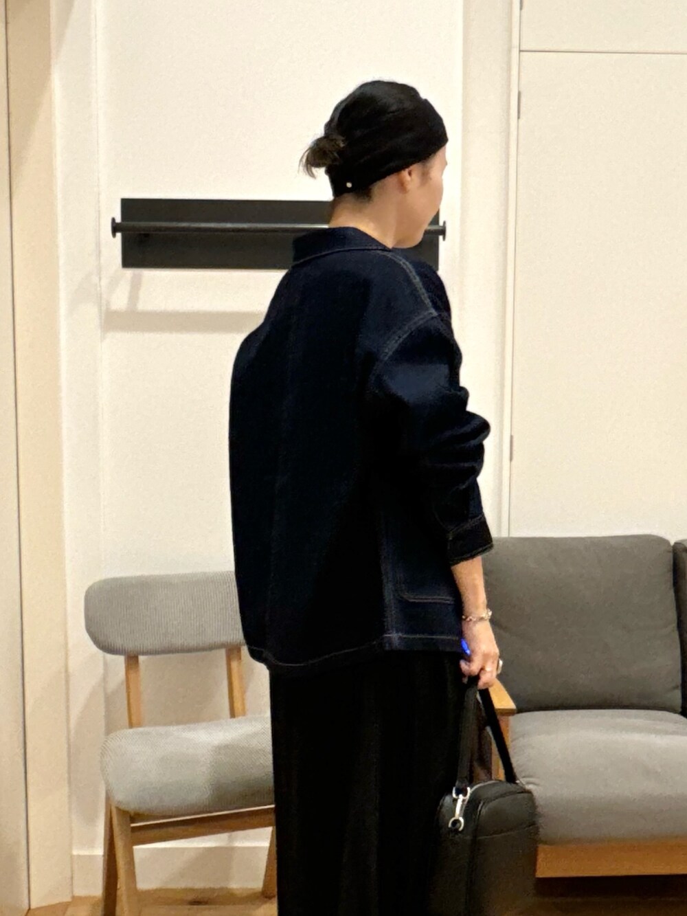 ブルー系のカバーオール、ホワイト系のTシャツ/カットソー、ブラック系のスカートを着用したレディースの秋コーディネートの2枚目の写真