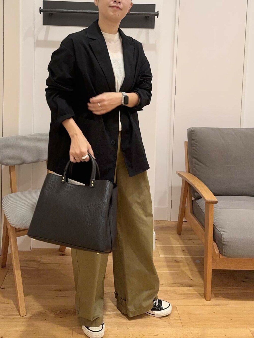 グリーン系のその他パンツ、ホワイト系のニット/セーター、ブラック系のテーラードジャケットを着用したレディースの秋コーディネートの2枚目の写真