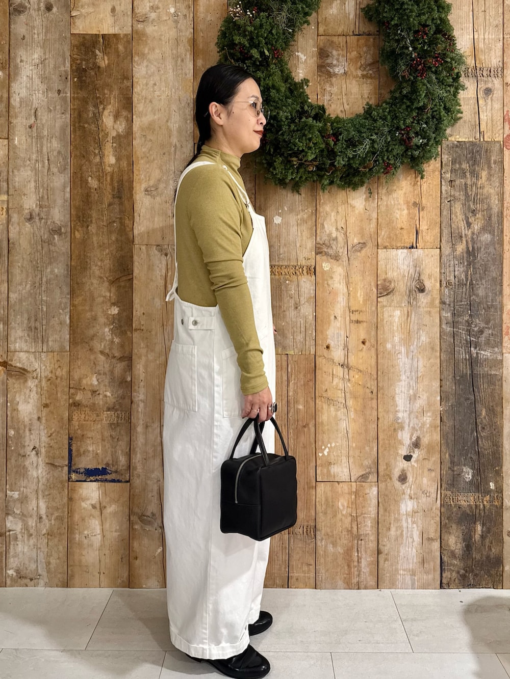 イエロー系のTシャツ/カットソー、イエロー系のTシャツ/カットソー、ホワイト系のサロペット/オーバーオールを着用したレディースの秋コーディネートの2枚目の写真