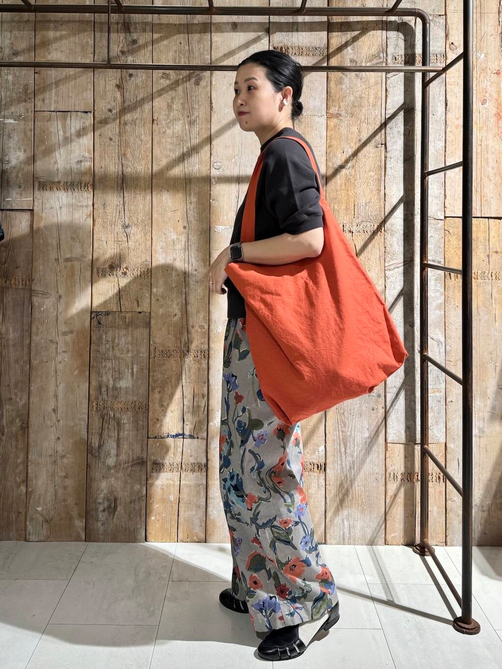 「かぐれ、newarrival、アラフォー、骨格ナチュラル、イエベ秋、ナチュラル×イエベ秋、40代の着こなし、初夏のお出掛けコーデ、ナチュラル×カジュアル、ナチュラル×着やせ」｜「かぐれのコットンリヨセル半袖スウェット（スウェット、グレー系）」を使った、クボさん（レディース・161cm）の春コーディネートの4枚目の写真