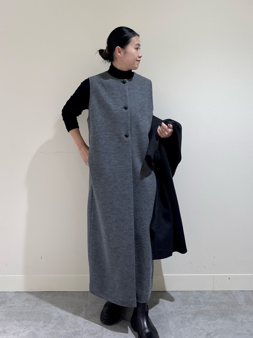 「冬コーデ、クリスマスに着たい服、ロングコート、ワンピース、お正月・初詣コーデ、かぐれ、40代ファッション、アラフォー」｜「かぐれのウールタックジャンパースカート（ワンピース、グレー系）」を使った、クボさん（レディース・161cm）の冬コーディネートの3枚目の写真