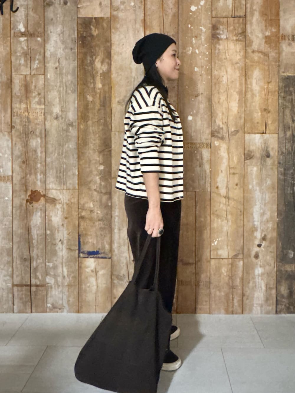 その他のカーディガン/ボレロ、ブラック系のTシャツ/カットソー、ブラウン系のその他パンツを着用したレディースの冬コーディネートの3枚目の写真