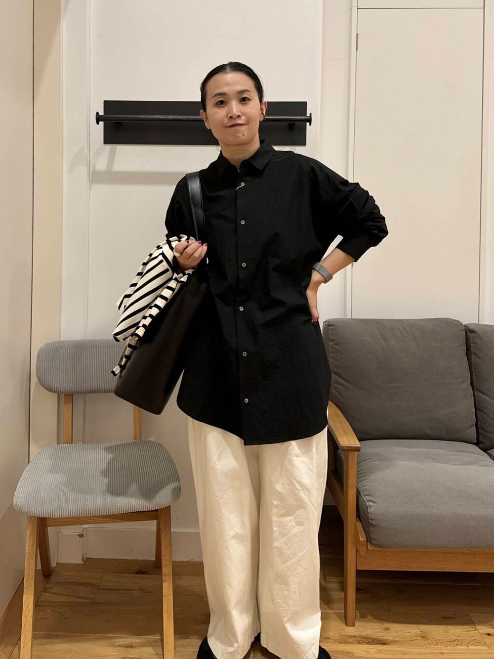 ブラック系のスニーカー、ブラック系のトートバッグ、ホワイト系のその他パンツを着用したレディースの秋コーディネートの3枚目の写真