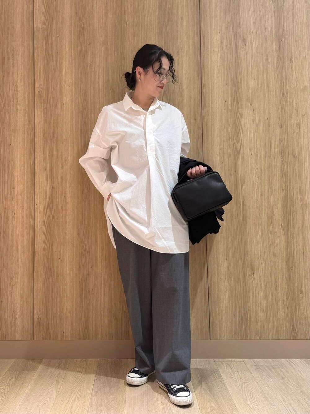 ブラック系のその他アウター、グレー系のその他パンツ、ホワイト系のシャツ/ブラウスを着用したレディースの冬コーディネートの6枚目の写真