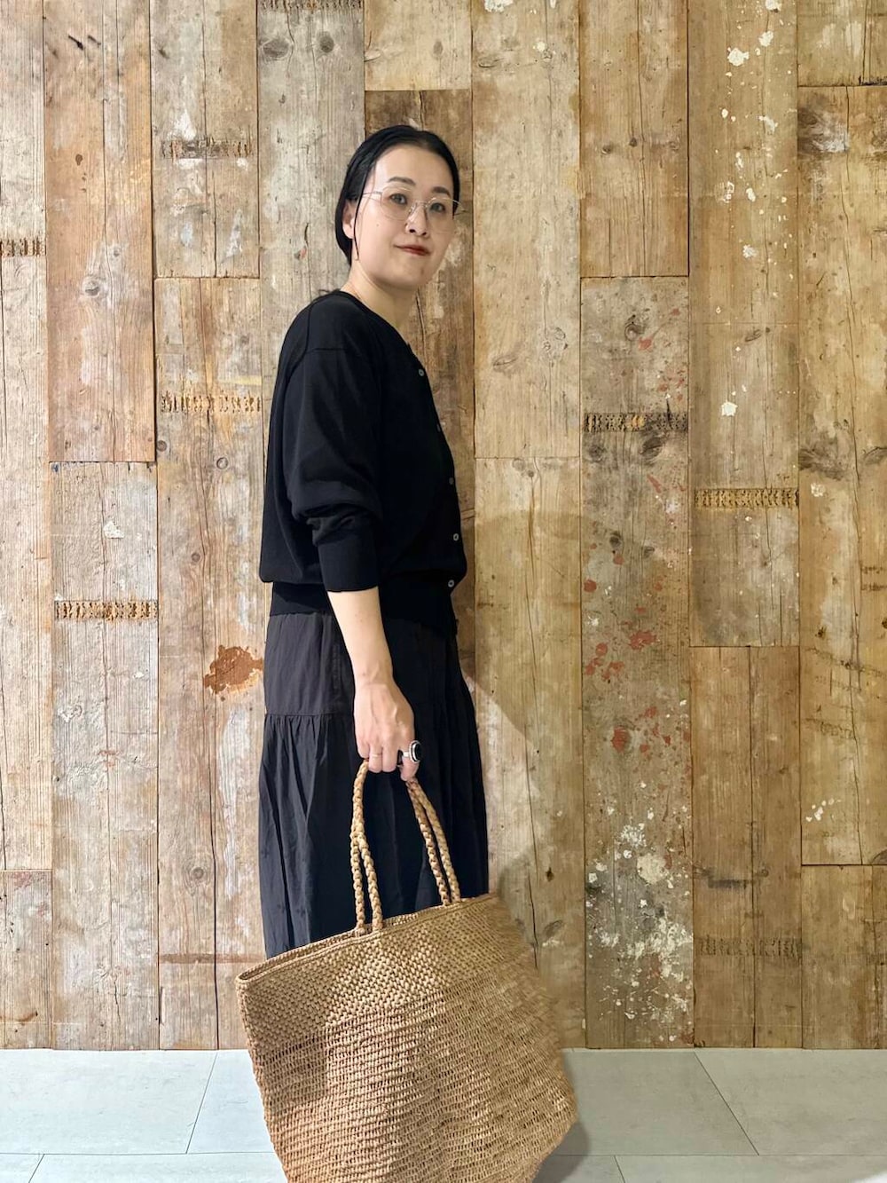 「モノトーン、シンプルコーデ、かぐれ、夏コーデ、アラフォー、骨格ナチュラル、帰省コーデ、ナチュラル×イエベ秋、夏のブラックコーデ、40代の着こなし、スタッフのこれ買いました、ナチュラル×カジュアル、ナチュラル×着やせ、洒落見えイージーパンツ×サンダル」｜「かぐれの刺繍ティアードパンツ（その他パンツ、ブラック系）」を使った、クボさん（レディース・161cm）の夏コーディネートの3枚目の写真