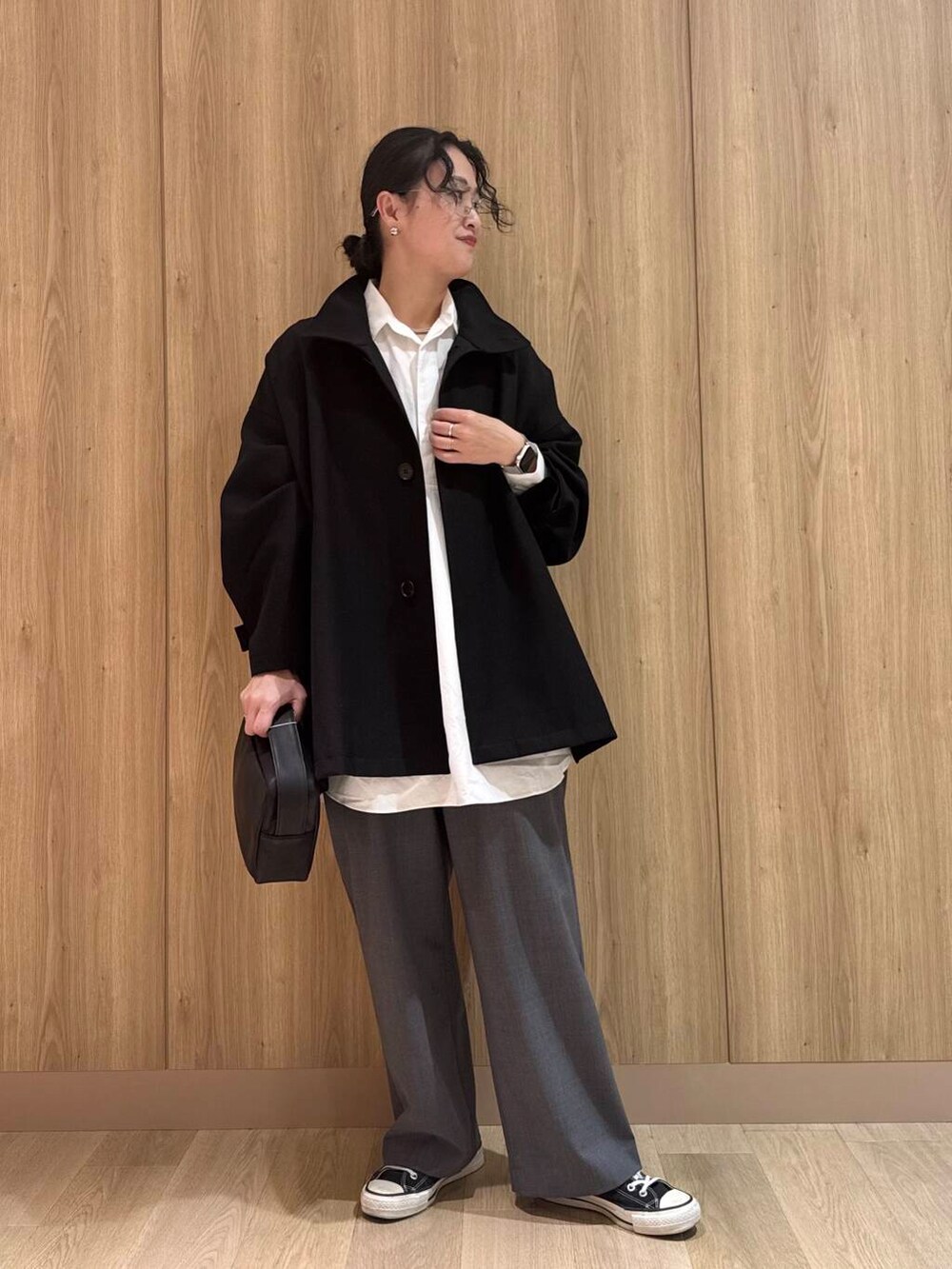 ブラック系のその他アウター、グレー系のその他パンツ、ホワイト系のシャツ/ブラウスを着用したレディースの冬コーディネートの3枚目の写真