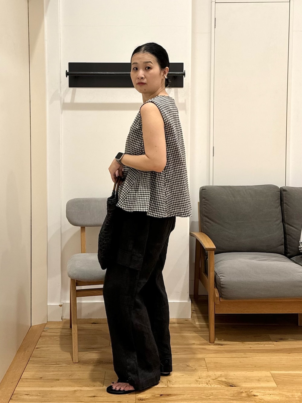 その他のシャツ/ブラウス、ブラック系のその他パンツ、ブラック系のサンダルを着用したレディースの夏コーディネートの2枚目の写真