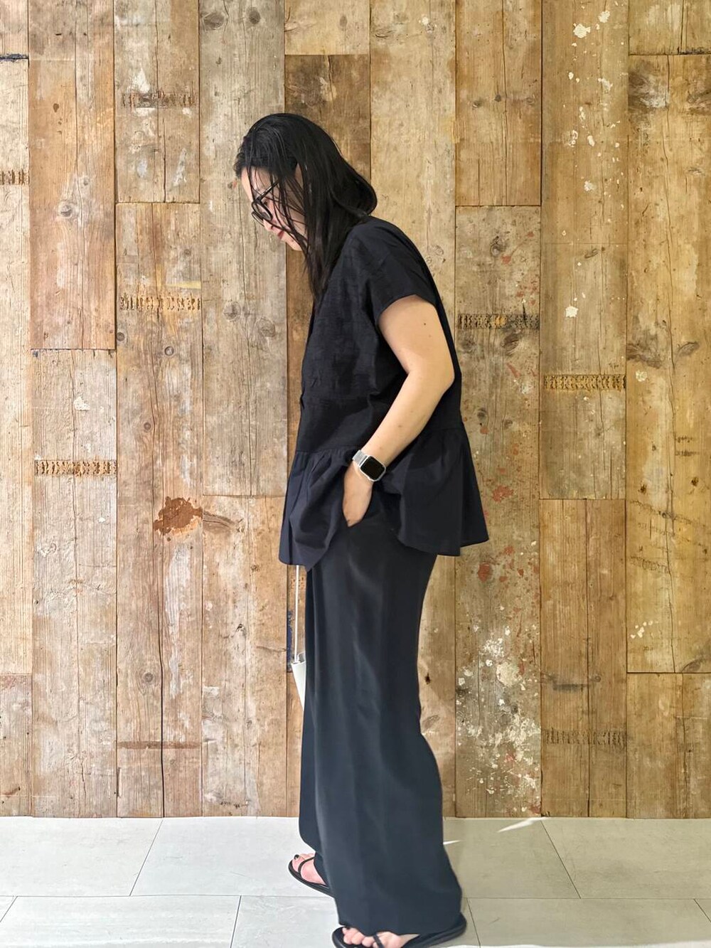 ブルー系のシャツ/ブラウス、ブルー系のその他パンツ、ホワイト系のショルダーバッグを着用したレディースの夏コーディネートの3枚目の写真