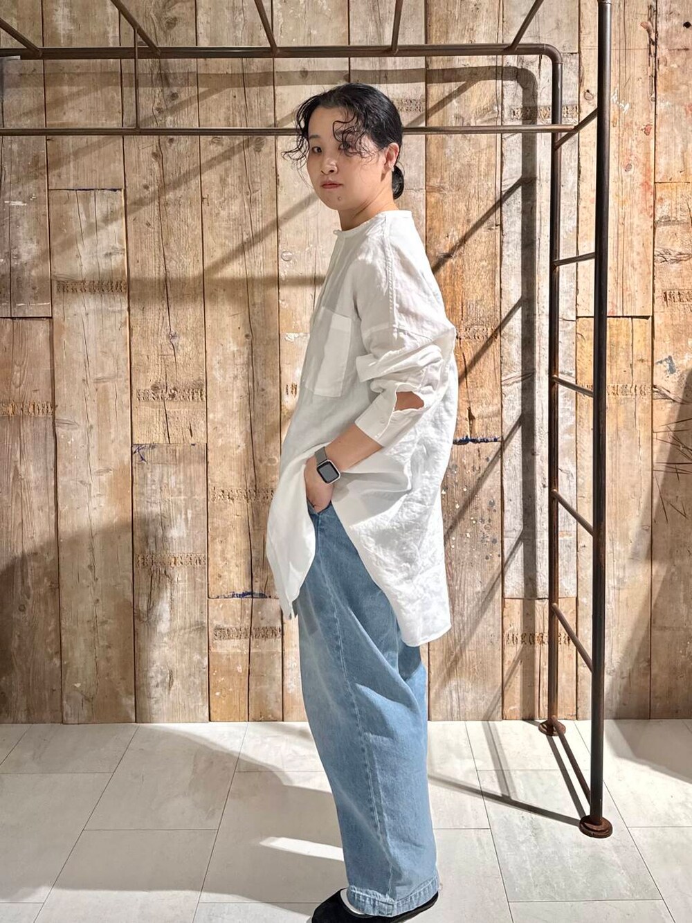 「かぐれ、newarrival、アラフォー、骨格ナチュラル、イエベ秋、ナチュラル×イエベ秋、40代の着こなし、ナチュラル×着やせ、ブラウスが主役の春コーデ」｜「かぐれのフェードデニムイージーパンツ（デニムパンツ、ブルー系）」を使った、クボさん（レディース・161cm）の春コーディネートの3枚目の写真