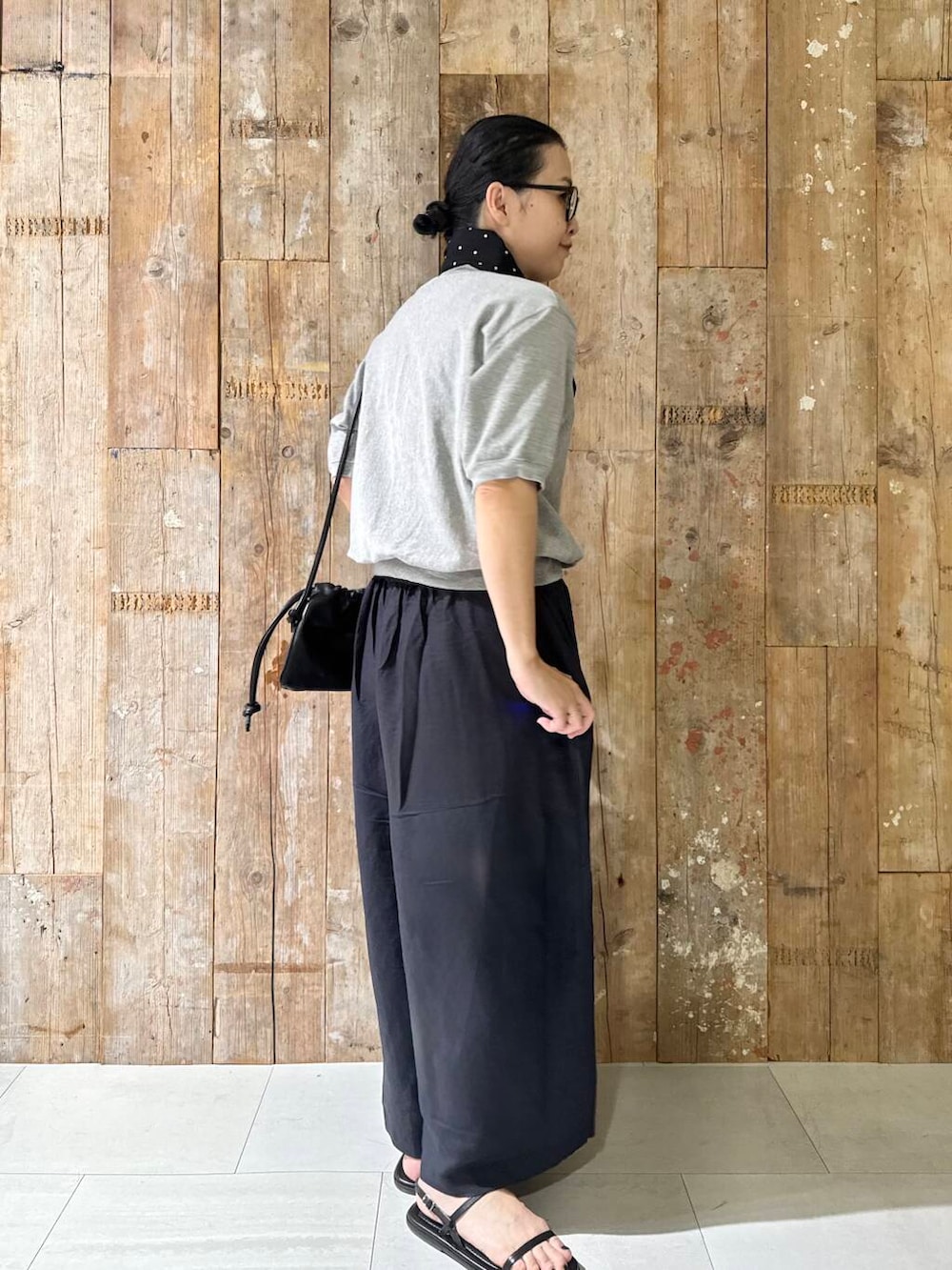 「シンプルコーデ、かぐれ、newarrival、モノトーンコーデ、アラフォー、骨格ナチュラル、イエベ秋、ナチュラル×イエベ秋、40代の着こなし、スタッフのこれ買いました、ナチュラル×カジュアル、ナチュラル×着やせ、洒落見えカットソーコーデ」｜「かぐれのドットスカーフ（バンダナ/スカーフ、ブラック系）」を使った、クボさん（レディース・161cm）の夏コーディネートの2枚目の写真