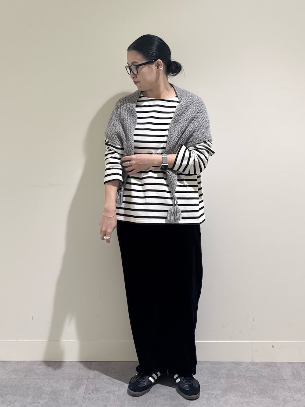 ホワイト系のTシャツ/カットソー、ブラック系のその他パンツ、グレー系のマフラーを着用したレディースの冬コーディネートの2枚目の写真