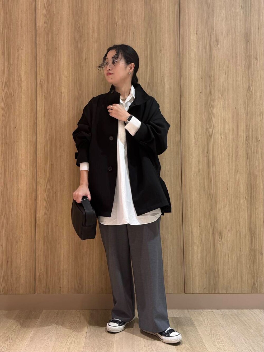 ブラック系のその他アウター、グレー系のその他パンツ、ホワイト系のシャツ/ブラウスを着用したレディースの冬コーディネートの2枚目の写真