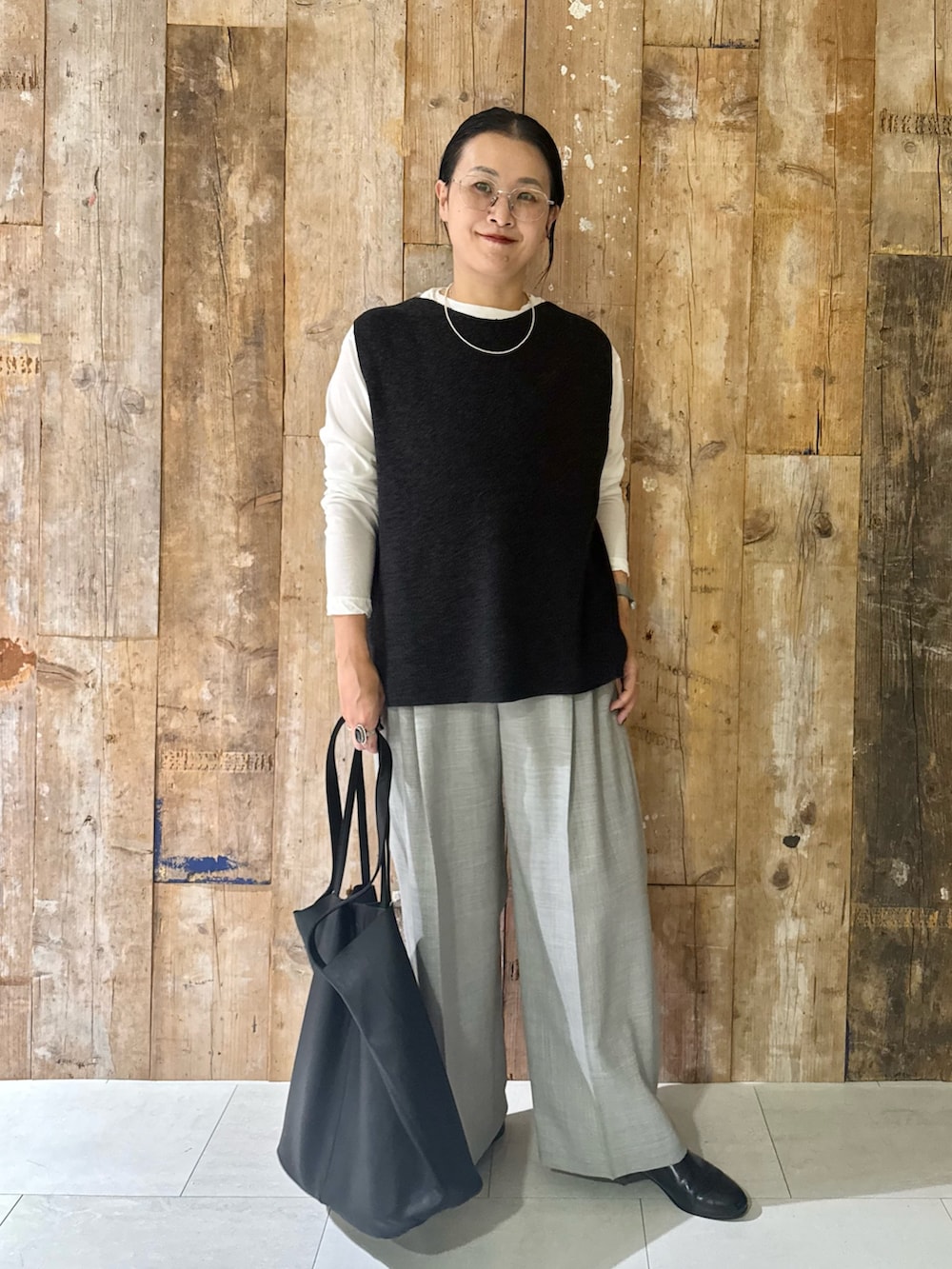 ホワイト系のTシャツ/カットソー、グリーン系のニット/セーター、グレー系のその他パンツを着用したレディースの秋コーディネートの3枚目の写真