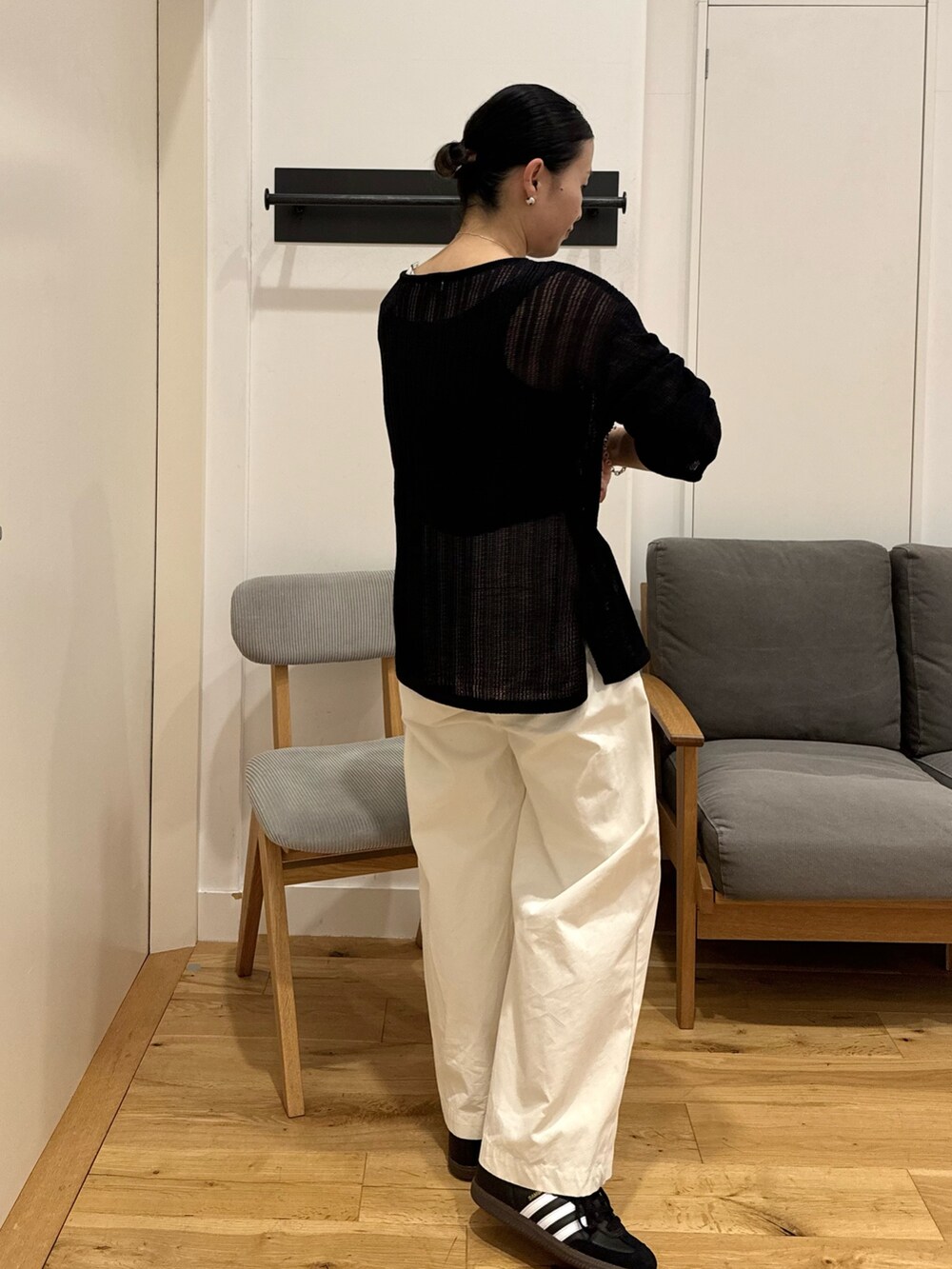 ブラック系のニット/セーター、ホワイト系のその他パンツ、ブラック系のショルダーバッグを着用したレディースの秋コーディネートの2枚目の写真