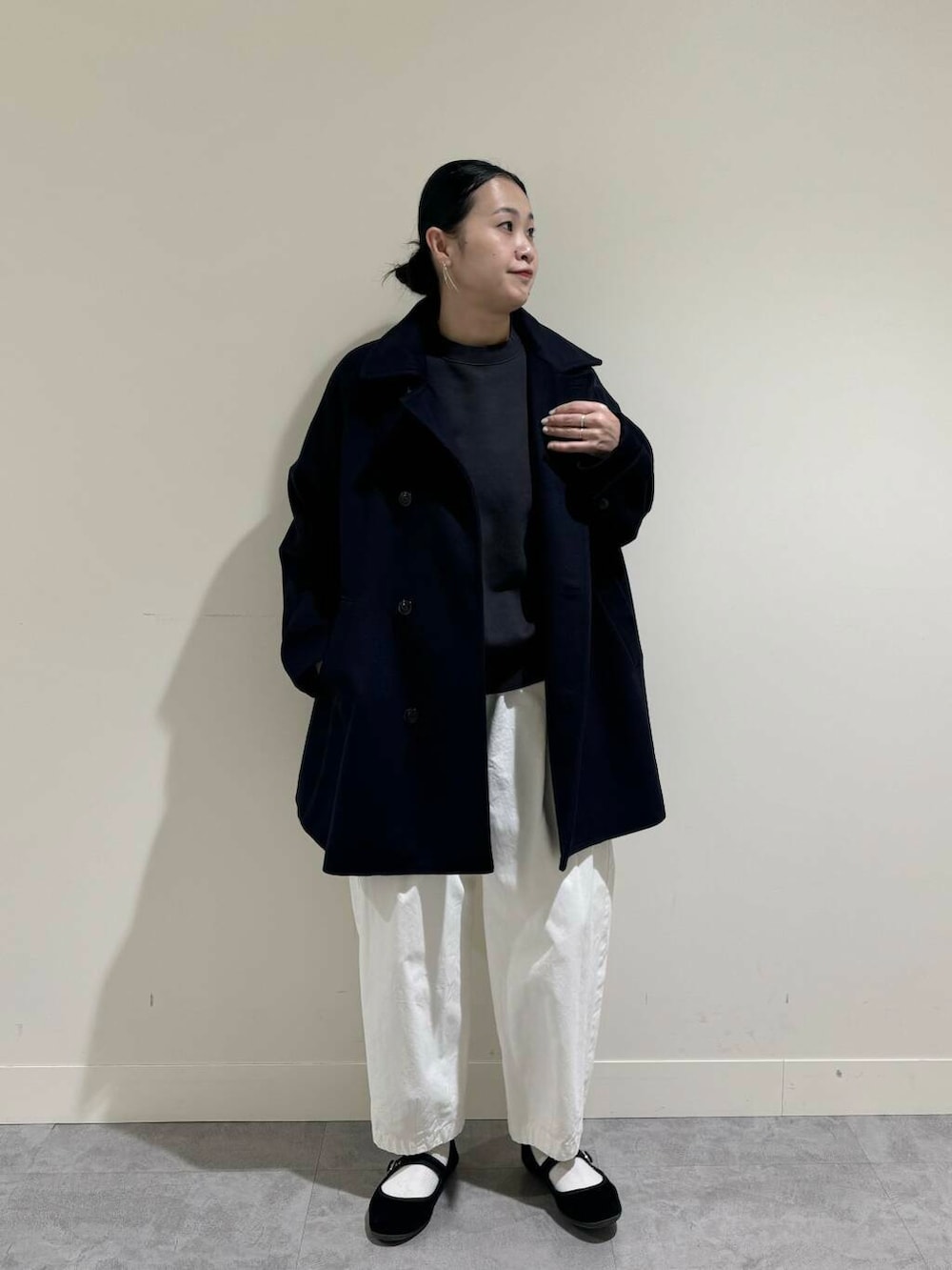 ホワイト系のその他パンツ、ブルー系のピーコート、グレー系のスウェットを着用したレディースの秋コーディネートの3枚目の写真