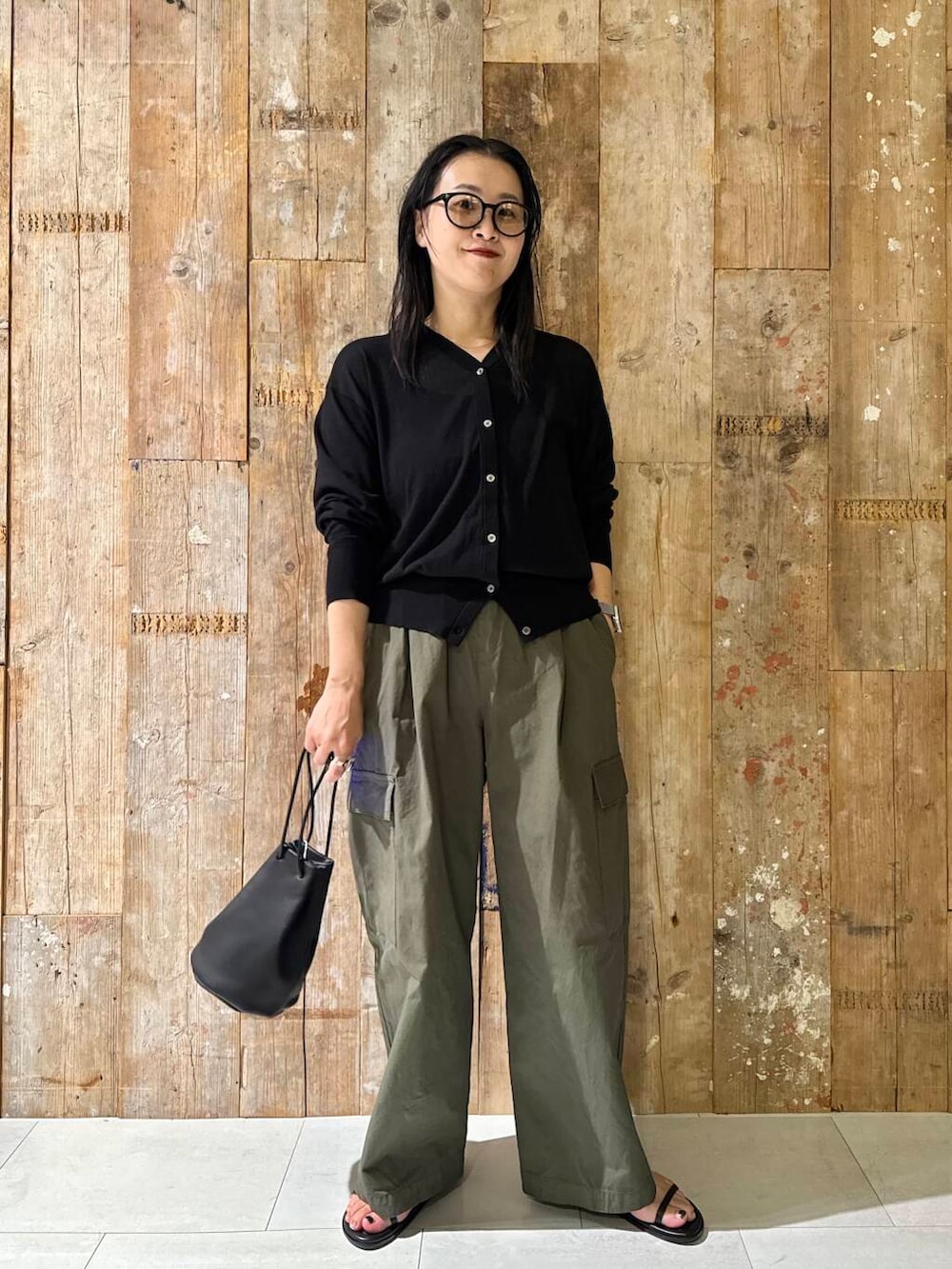 グリーン系のその他パンツ、ブラック系のカーディガン/ボレロを着用したレディースの夏コーディネートの3枚目の写真
