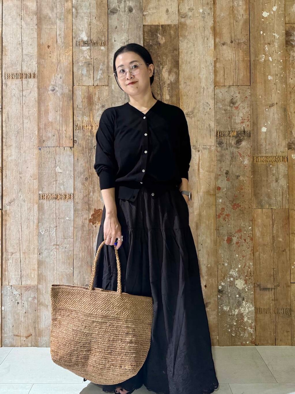 「モノトーン、シンプルコーデ、かぐれ、夏コーデ、アラフォー、骨格ナチュラル、帰省コーデ、ナチュラル×イエベ秋、夏のブラックコーデ、40代の着こなし、スタッフのこれ買いました、ナチュラル×カジュアル、ナチュラル×着やせ、洒落見えイージーパンツ×サンダル」｜「かぐれの刺繍ティアードパンツ（その他パンツ、ブラック系）」を使った、クボさん（レディース・161cm）の夏コーディネートの2枚目の写真