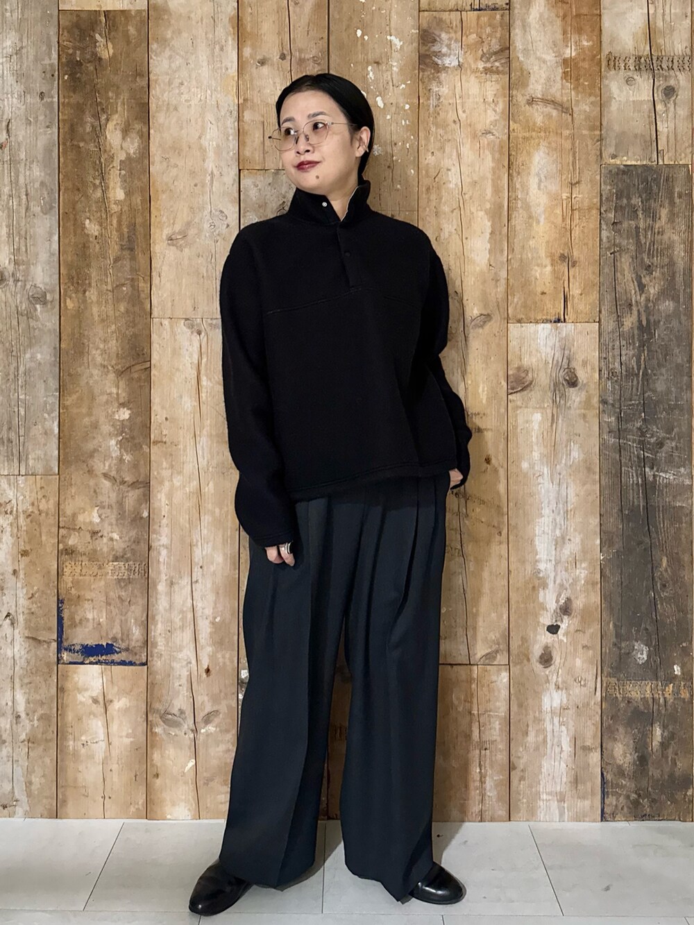 ブラック系のその他トップス、ブラック系のショルダーバッグ、グレー系のその他パンツを着用したレディースの冬コーディネートの4枚目の写真