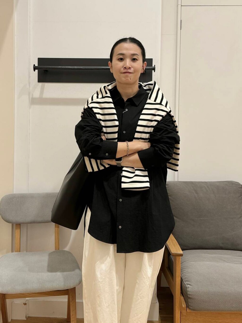 ブラック系のスニーカー、ブラック系のトートバッグ、ホワイト系のその他パンツを着用したレディースの秋コーディネートの5枚目の写真