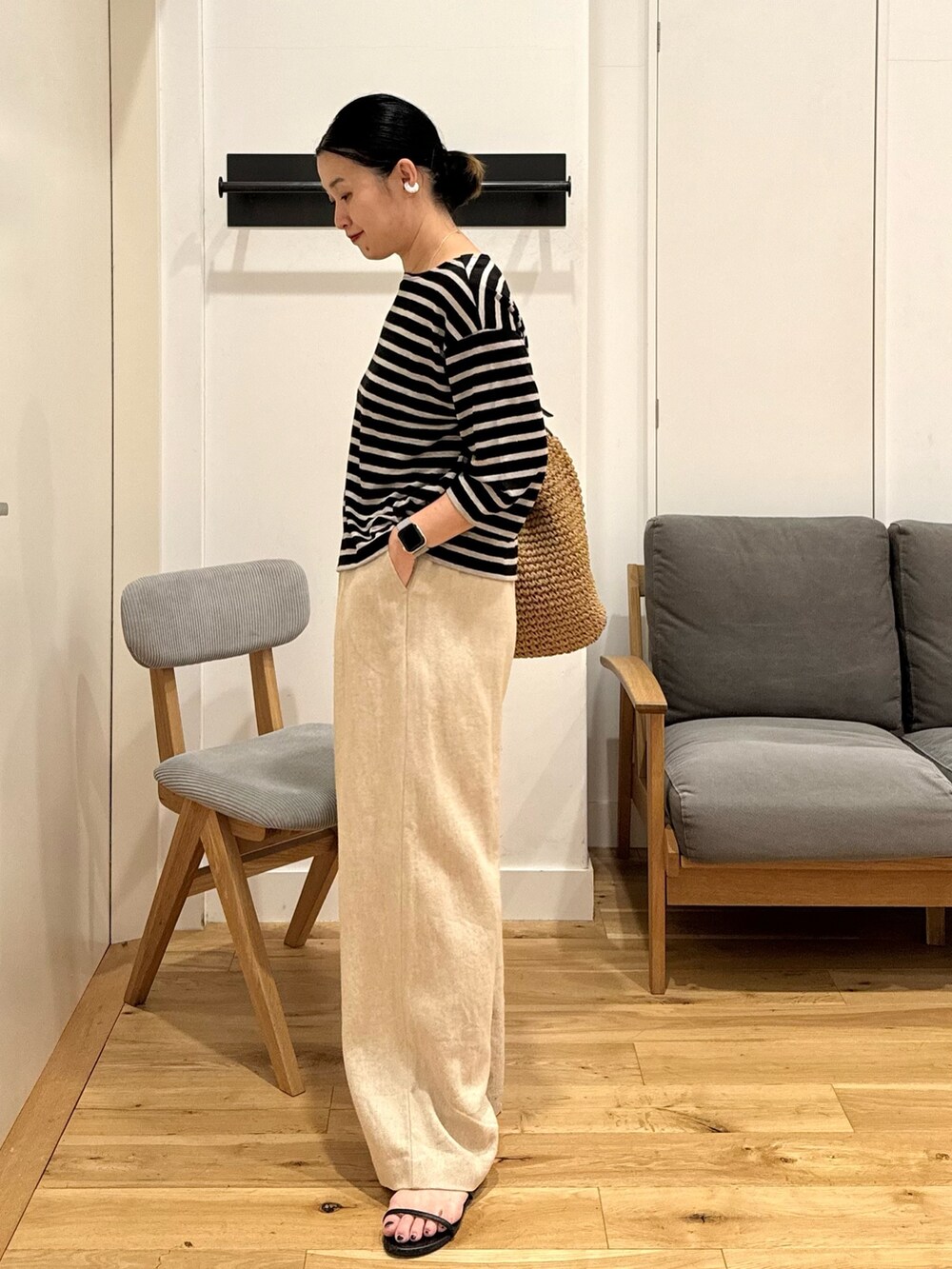 ブラック系のTシャツ/カットソー、ベージュ系のその他パンツ、ブラック系のサンダルを着用したレディースの夏コーディネートの2枚目の写真