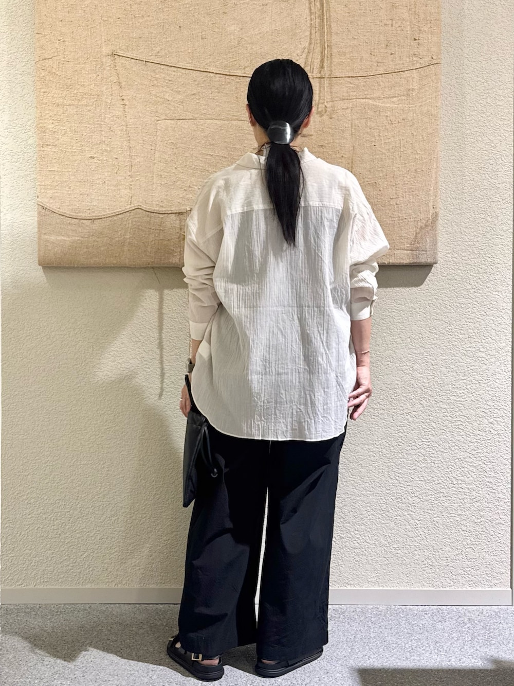 ベージュ系のシャツ/ブラウス、ブラック系のその他パンツ、ブラック系のその他雑貨を着用したレディースの夏コーディネートの2枚目の写真