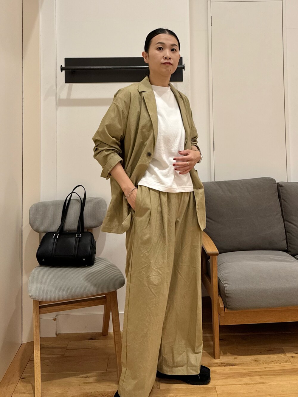 ベージュ系のその他アウター、ホワイト系のTシャツ/カットソー、ベージュ系のその他パンツを着用したレディースの秋コーディネートの2枚目の写真