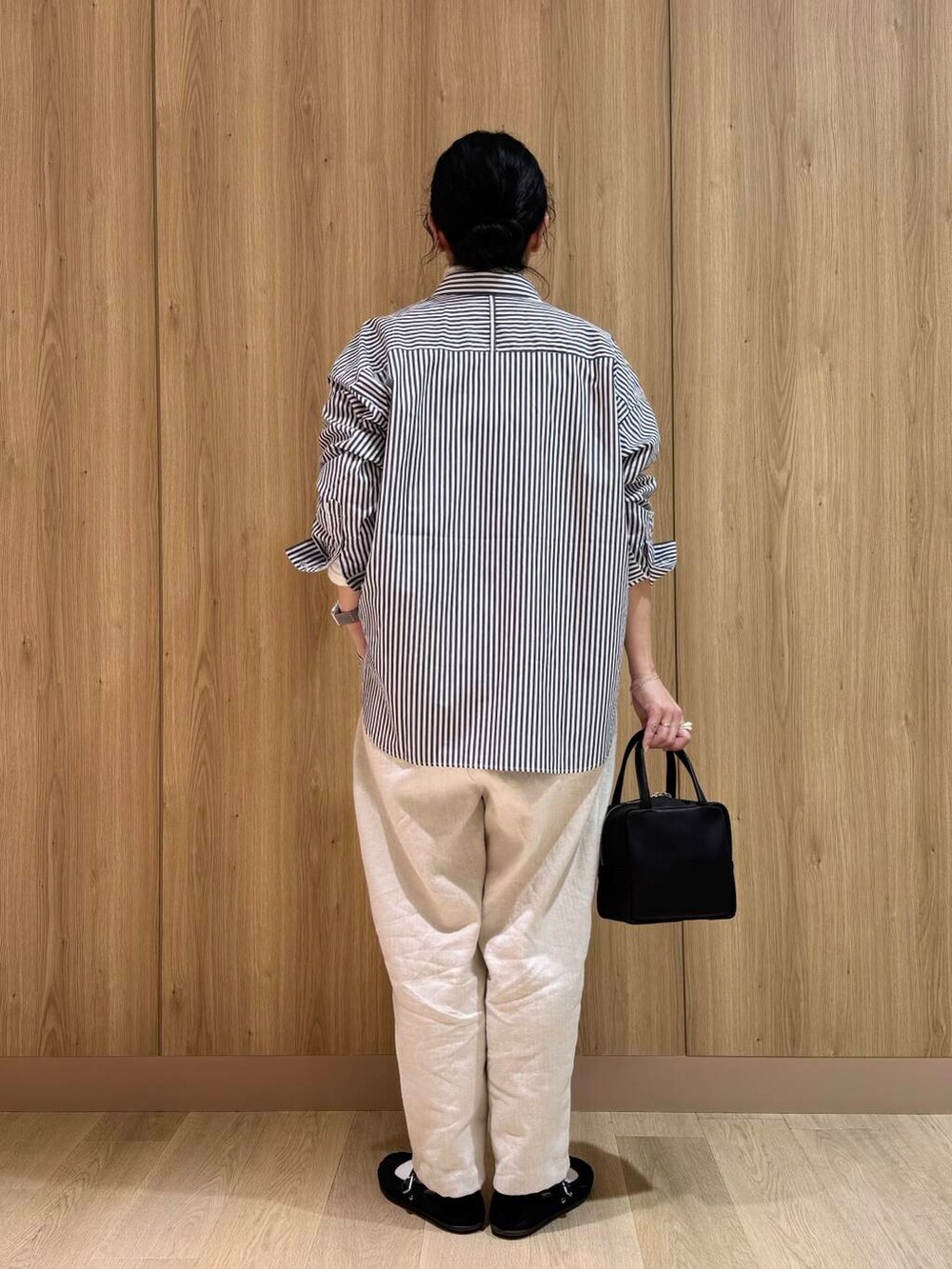 その他のシャツ/ブラウス、ホワイト系のTシャツ/カットソー、ベージュ系のその他パンツを着用したレディースの冬コーディネートの3枚目の写真