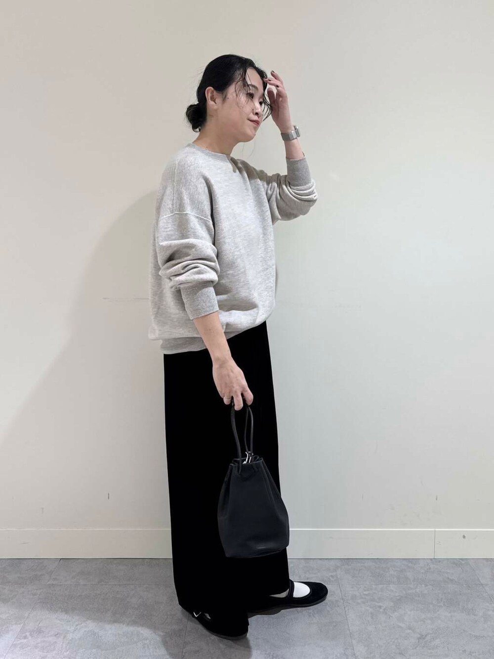 ブラック系のスカート、グレー系のスウェット、ブラック系のその他雑貨を着用したレディースの冬コーディネートの4枚目の写真