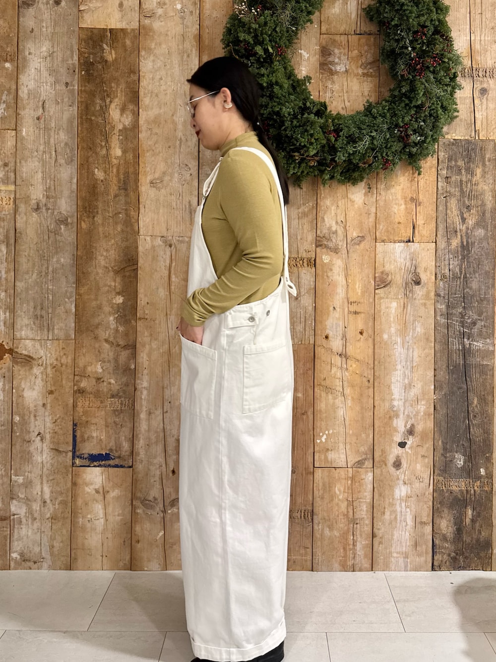 イエロー系のTシャツ/カットソー、イエロー系のTシャツ/カットソー、ホワイト系のサロペット/オーバーオールを着用したレディースの秋コーディネートの3枚目の写真