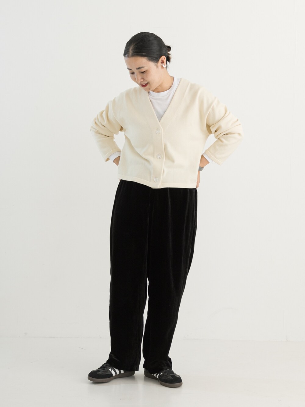 「秋っぽコーデ更新中、カーディガン、モノトーン、ベルベット、200日ニット、URBAN RESEARCH DOORS、かぐれ、40代ファッション、アラフォー」｜「HANESの『別注』Hanes×DOORS　2P DOORS Fit Long-Sleeve T-shirts2（Tシャツ/カットソー、ホワイト系）」を使った、クボさん（レディース・161cm）の秋コーディネートの2枚目の写真