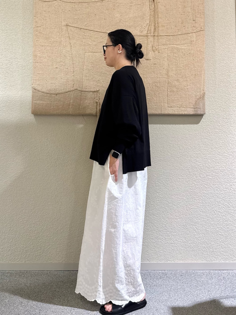 ブラック系のカーディガン/ボレロ、ホワイト系のその他パンツ、ブラック系のショルダーバッグを着用したレディースの春コーディネートの3枚目の写真