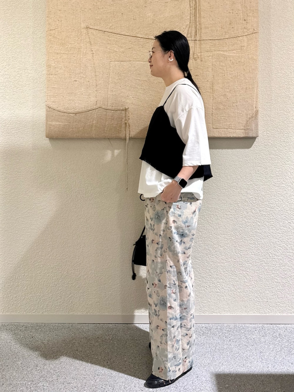 ホワイト系のTシャツ/カットソー、ブラック系のその他トップス、ブルー系のその他パンツを着用したレディースの春コーディネートの3枚目の写真