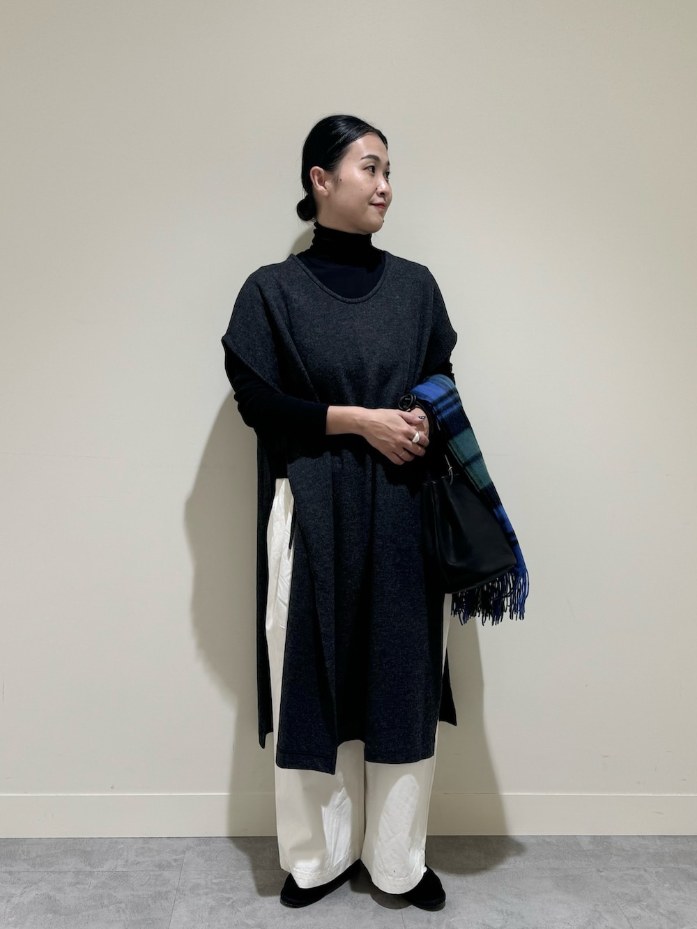 ブルー系のワンピース、ブラック系のTシャツ/カットソー、ホワイト系のその他パンツを着用したレディースの秋コーディネートの2枚目の写真