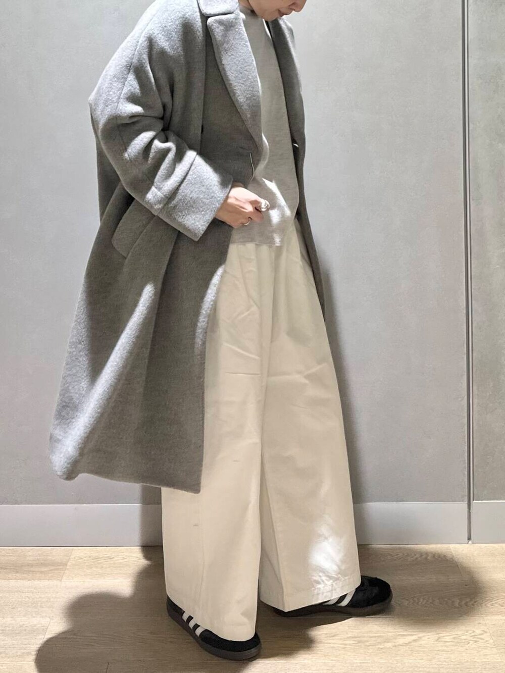 ホワイト系のその他パンツ、ベージュ系のニット/セーター、グレー系のテーラードジャケットを着用したレディースの秋コーディネートの2枚目の写真