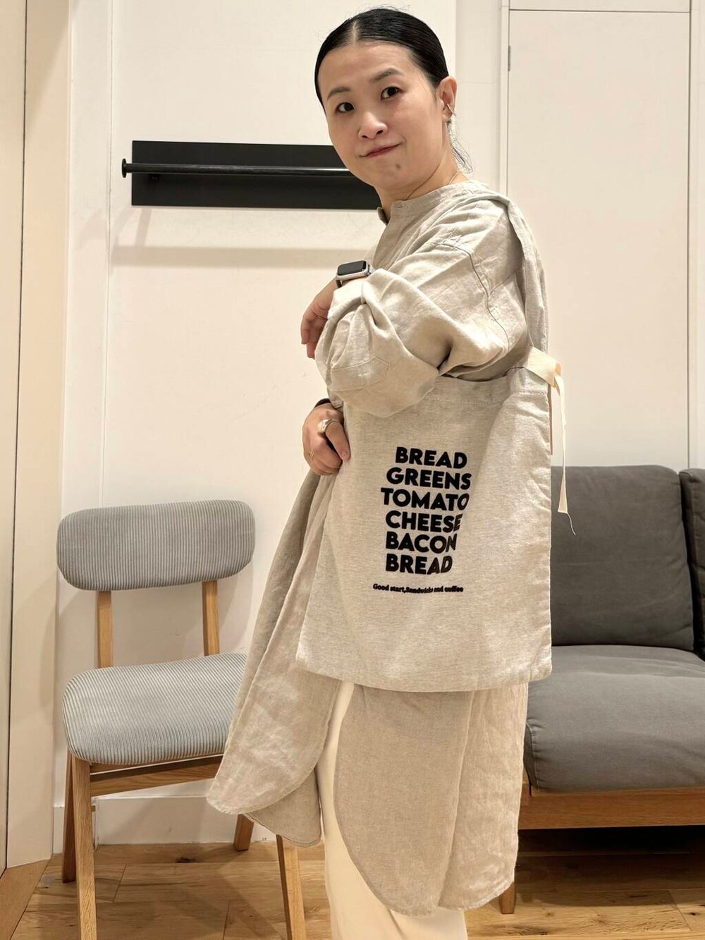 ベージュ系のTシャツ/カットソー、ブラック系のその他シューズ、ホワイト系のその他パンツを着用したレディースの夏コーディネートの4枚目の写真