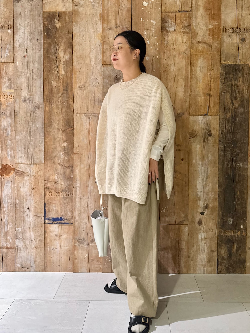 ホワイト系のニット/セーター、ホワイト系のTシャツ/カットソー、ベージュ系のその他パンツを着用したレディースの秋コーディネートの2枚目の写真