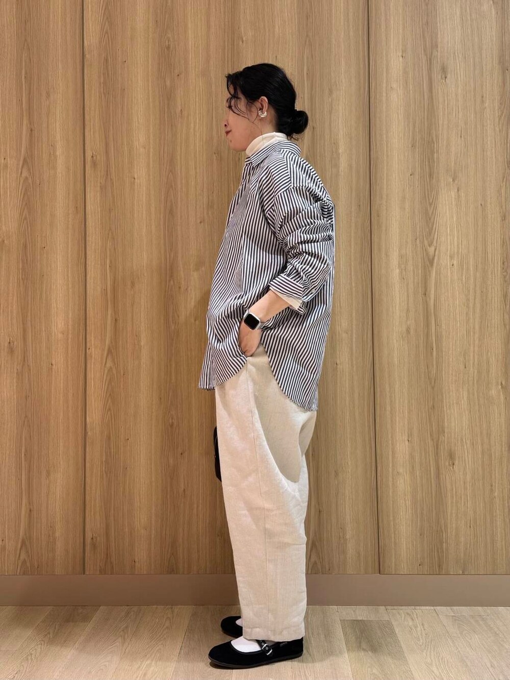 その他のシャツ/ブラウス、ホワイト系のTシャツ/カットソー、ベージュ系のその他パンツを着用したレディースの冬コーディネートの2枚目の写真