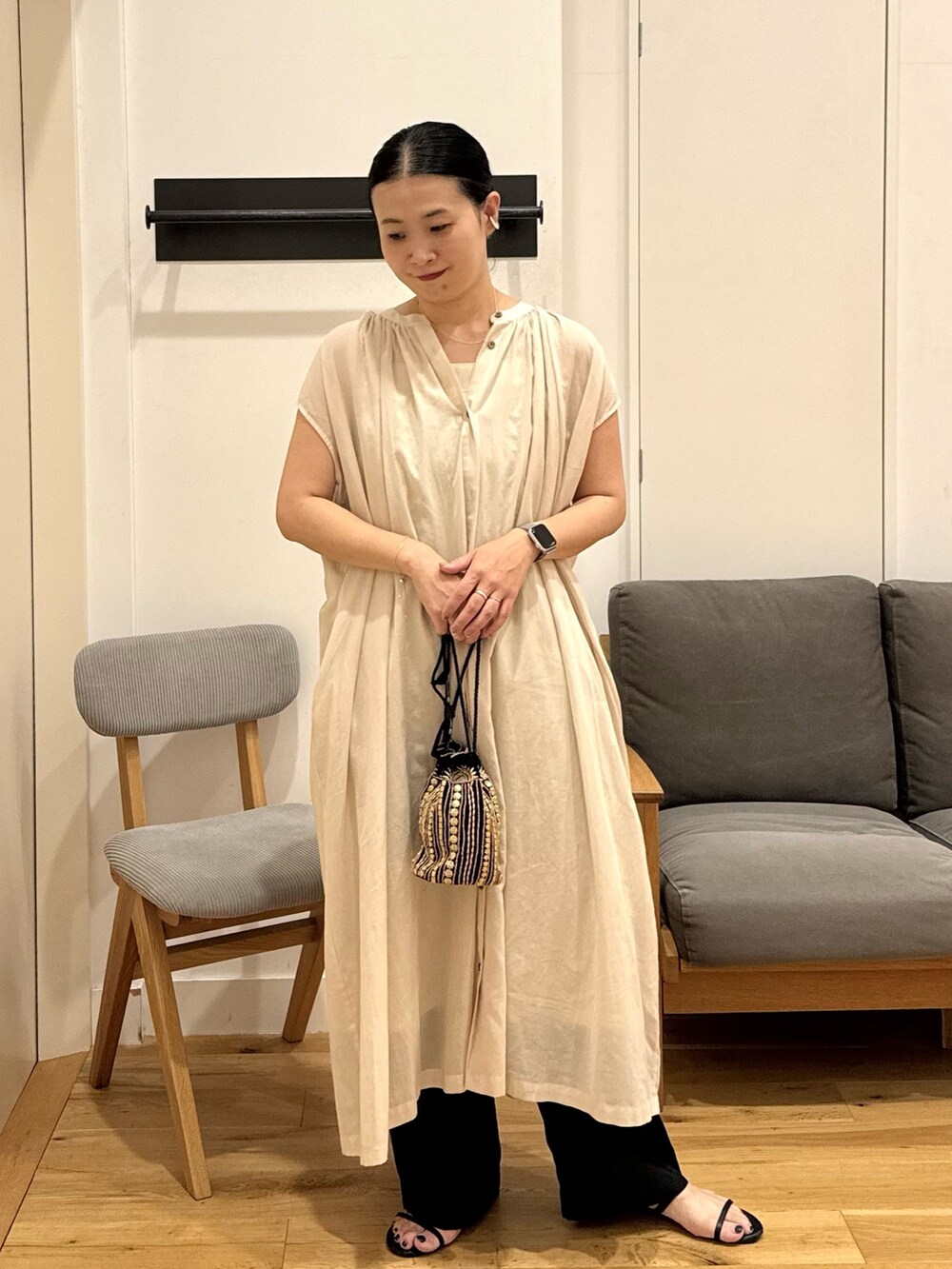 ベージュ系のワンピース、ブラック系のその他パンツ、ブラック系のサンダルを着用したレディースの夏コーディネートの2枚目の写真