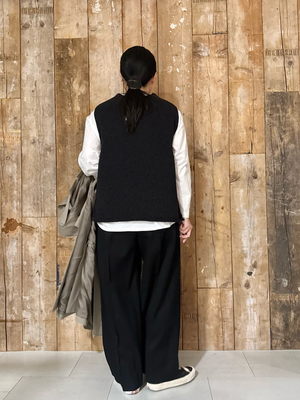 ホワイト系のTシャツ/カットソー、ブラック系のベスト、ブラック系のその他パンツを着用したレディースの冬コーディネートの3枚目の写真