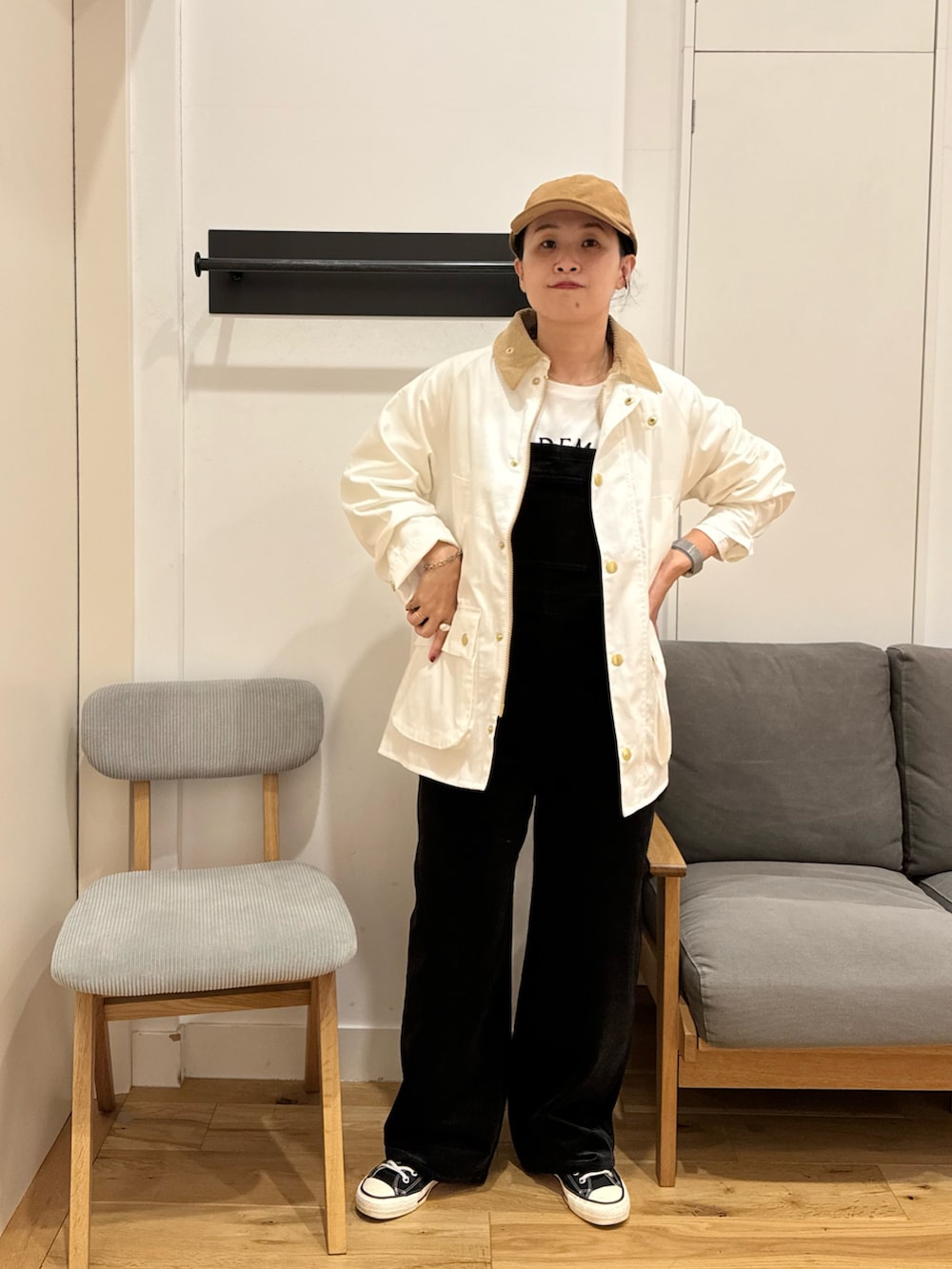 「秋っぽコーデ更新中、休日スタイル、スニーカー、barbour、URBAN RESEARCH DOORS、40代ファッション、アラフォー」｜「Barbourのアイテム（ジャケット/アウター、ホワイト系）」を使った、クボさん（レディース・161cm）の秋コーディネートの3枚目の写真