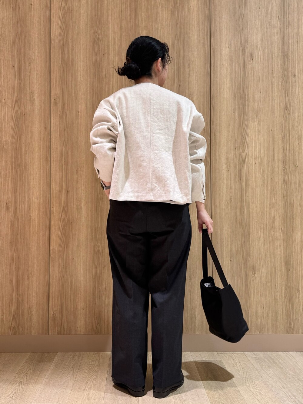 「パンツスタイル、オトナ女子、ゆるコーデ、今日のコーデ、きれいめカジュアル、パンツ、春コーデ、モノトーンコーデ、かぐれ、40代ファッション、アラフォー」｜「かぐれのリネンコットンクルーネックジャケット（ノーカラージャケット、ベージュ系）」を使った、クボさん（レディース・161cm）の冬コーディネートの3枚目の写真