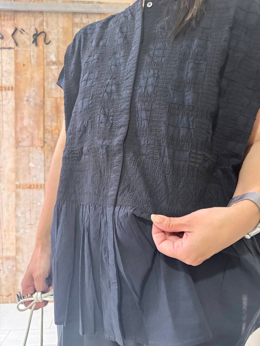 ブルー系のシャツ/ブラウス、ブルー系のその他パンツ、ホワイト系のショルダーバッグを着用したレディースの夏コーディネートの5枚目の写真