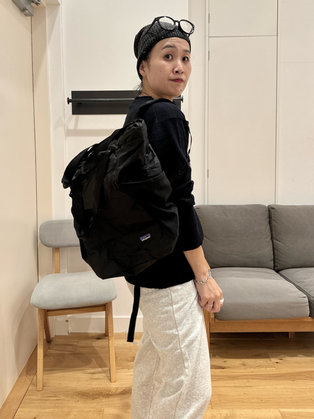 「秋っぽコーデ更新中、休日スタイル、スポーツミックス、スニーカー、メガネ女子、スウェット、FORK&SPOON、New Balance、asics、patagonia、40代ファッション、アラフォー、URBAN RESEARCH DOORS」｜「NEW BALANCEのアイテム（パンツ、グレー系）」を使った、クボさん（レディース・161cm）の秋コーディネートの3枚目の写真