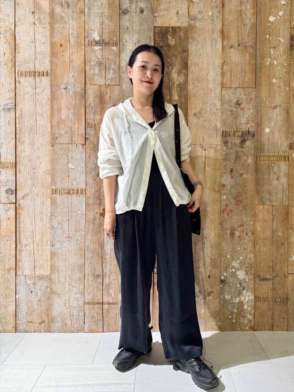 ブラック系のトートバッグ、ブルー系のその他パンツ、ホワイト系のシャツ/ブラウスを着用したレディースの夏コーディネートの4枚目の写真