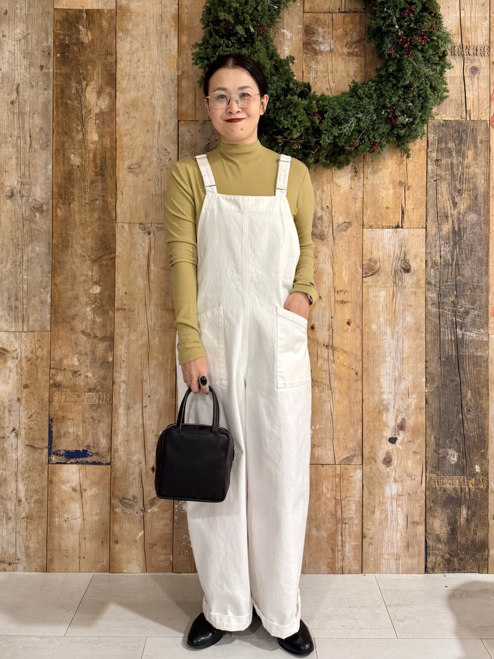 イエロー系のTシャツ/カットソー、イエロー系のTシャツ/カットソー、ホワイト系のサロペット/オーバーオールを着用したレディースの秋コーディネートの4枚目の写真