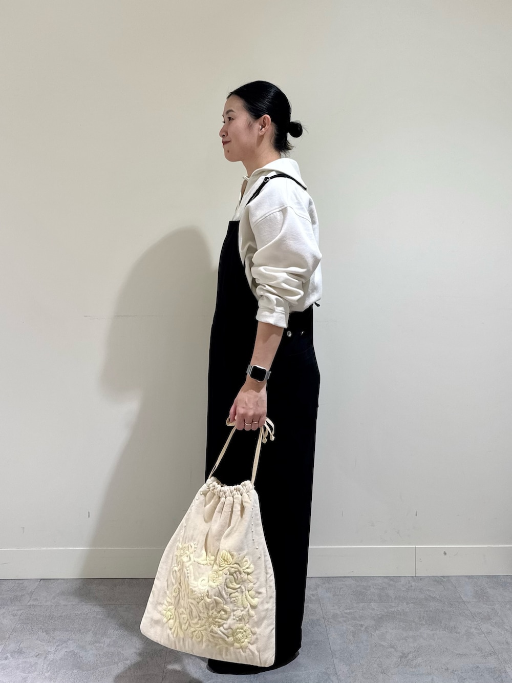 「冬コーデ、クリスマスに着たい服、休日スタイル、サロペット、かぐれ、40代ファッション、アラフォー」｜「かぐれのバッククロスサロペット（サロペット/オーバーオール、ブラック系）」を使った、クボさん（レディース・161cm）の冬コーディネートの2枚目の写真