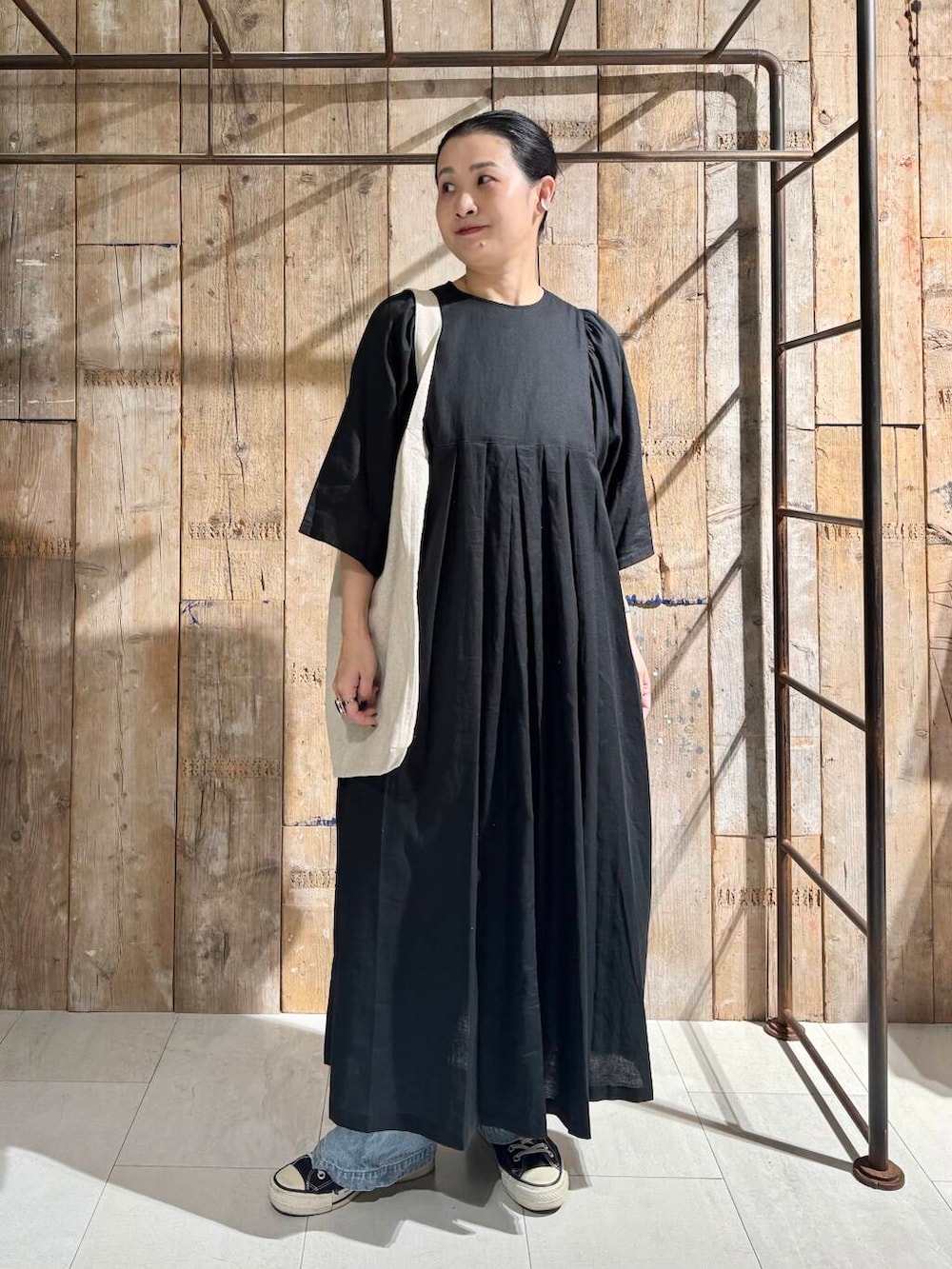 「かぐれ、リネン、newarrival、アラフォー、骨格ナチュラル、イエベ秋、ナチュラル×イエベ秋、40代の着こなし、初夏のお出掛けコーデ、ナチュラル×カジュアル、ナチュラル×着やせ」｜「かぐれのフェードデニムイージーパンツ（デニムパンツ、ブルー系）」を使った、クボさん（レディース・161cm）の春コーディネートの2枚目の写真