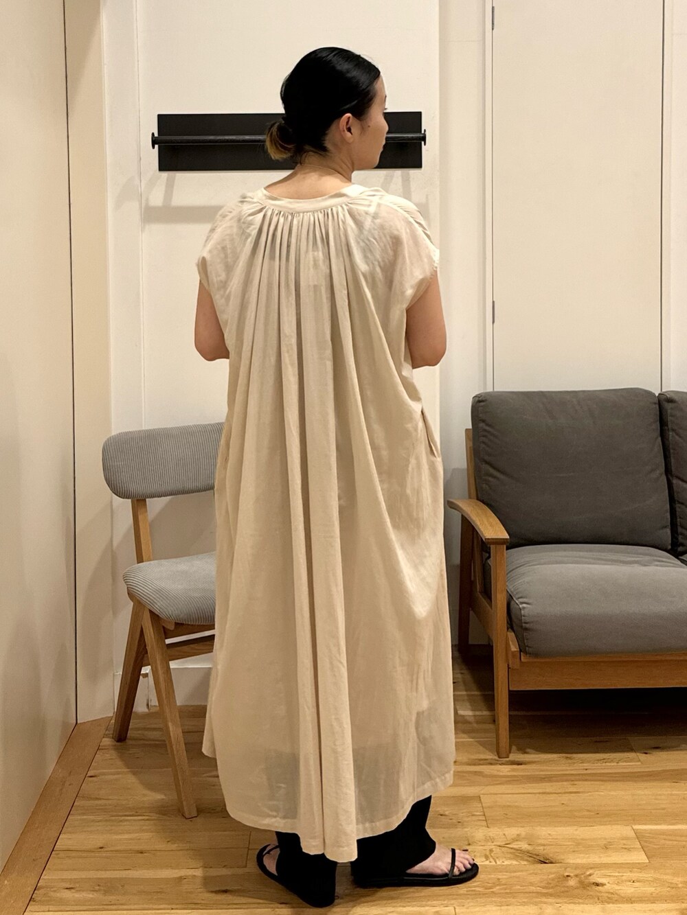 ベージュ系のワンピース、ブラック系のその他パンツ、ブラック系のサンダルを着用したレディースの夏コーディネートの4枚目の写真