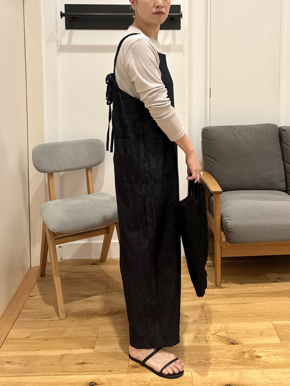 ベージュ系のTシャツ/カットソー、ブルー系のサロペット/オーバーオール、ブラック系のサンダルを着用したレディースの夏コーディネートの2枚目の写真